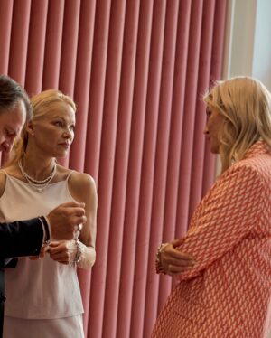 Helle Thorning-Schmidt Instagram - What a great day! Learning more about the fab Danish brand @theofficialpandora and visiting their flagship store and headquarters. Icing on the cake was of course to meet and chat with the amazing , one and only @pamelaanderson 🥰🥰