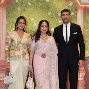 Hema Malini Instagram - Attended a wedding with Ahana and Vaibhav for Ambani's. 

For Ahana and me the saree and dress by @sulakshanamonga
Pic courtesy; @harshphotograhy 

#anantambani #ambaniwedding #ambanireception #wedding