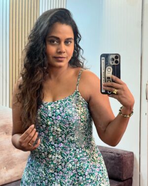 Hemangi Kavi Instagram - Ig says carousels boost ur account’s growth! Is it true? 

#carousel #chaloyehbhitrykartehain #instagram #algorithm 

#कवीहुँमैं #हेमांगीकवी #तीसावळीगं #kavihunmain #hemangikavi #thatduskywoman #trending #meradadla #vaishalisamant 
#iphone #selfie