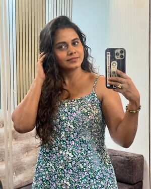 Hemangi Kavi Instagram - Ig says carousels boost ur account’s growth! Is it true? 

#carousel #chaloyehbhitrykartehain #instagram #algorithm 

#कवीहुँमैं #हेमांगीकवी #तीसावळीगं #kavihunmain #hemangikavi #thatduskywoman #trending #meradadla #vaishalisamant 
#iphone #selfie