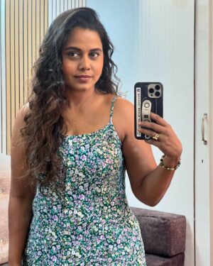 Hemangi Kavi Instagram - Ig says carousels boost ur account’s growth! Is it true? 

#carousel #chaloyehbhitrykartehain #instagram #algorithm 

#कवीहुँमैं #हेमांगीकवी #तीसावळीगं #kavihunmain #hemangikavi #thatduskywoman #trending #meradadla #vaishalisamant 
#iphone #selfie