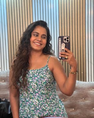 Hemangi Kavi Instagram - Ig says carousels boost ur account’s growth! Is it true? 

#carousel #chaloyehbhitrykartehain #instagram #algorithm 

#कवीहुँमैं #हेमांगीकवी #तीसावळीगं #kavihunmain #hemangikavi #thatduskywoman #trending #meradadla #vaishalisamant 
#iphone #selfie