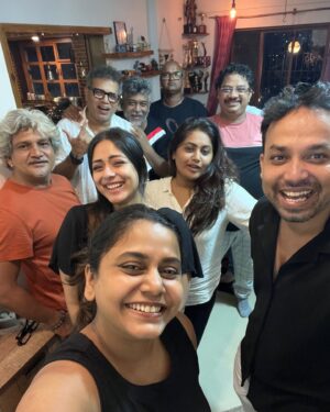 Hemangi Kavi Instagram - A double celebration: Friendship day and गटारी!!! #4thAugust #FirstSundayOfAugust ❤️❤️❤️

गाण्याचा आणि छायाचित्रांचा कैहीही संबंध नाही याची मंडळाने नोंद घ्यावी! 🤣

#gatarispecial #happyfriendship #atmyplace #home #whatfun #memories #gappagoshti #dance #masti #friends #party