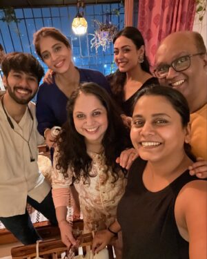 Hemangi Kavi Instagram - A double celebration: Friendship day and गटारी!!! #4thAugust #FirstSundayOfAugust ❤️❤️❤️

गाण्याचा आणि छायाचित्रांचा कैहीही संबंध नाही याची मंडळाने नोंद घ्यावी! 🤣

#gatarispecial #happyfriendship #atmyplace #home #whatfun #memories #gappagoshti #dance #masti #friends #party