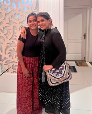 Hemangi Kavi Instagram - Cannes ला जायच्या आधीच्या आणि आता येणाऱ्या प्रत्येक achievement साठी तुझं खूप खूप कौतुक आणि अगणित शुभेच्छा. छायडे! @chhaya.kadam.75 
तू तिथे जायच्या आधीही भारीच होतीस गं. मराठीतली तुझी सर्व कामं, हिंदीत झुंड, अंधाधुंद, गंगूबाई काठीयावाडी, आताचा लापता ladies, मडगाव express किती तरी सुंदर सुंदर कामं केलीस पण तुझं भारीपण आपल्या मराठी media च्या लक्षात यायला फार उशीर झाला असं मला वाटतं. त्यासाठी तुला परदेशी जाऊन यावं लागलं. 
अक्षरश: डोक्यावर घेतलं! ‘देर आए दुरूस्त आए’ म्हणायचं. लोकांनीही तुझं कौतुक केलं, ते तुझ्याबद्दल आणखी आणखी वाचत होते कारण लोकांना वाचायला, तुला बघायला मज्जा येत होती. So यानिमित्ताने मला सर्व Media ला विनंती करावीशी वाटते की कुठल्या अभिनेत्रीने किती लग्नं केली, कुणाबरोबर फिरतेए, काय कपडे घातलेत, मुल का नाही असल्या फालतू आणि लोकांना bore करणाऱ्या बातम्यांपेक्षा तिच्या कामाबद्दल माहीती दिली, जमलं तर प्रसंशा केली तर बरं होईल आणि तुम्हांला social media var उत्तम engagement ही मिळेल. जशी तुम्ही छायाच्या वेळी मिळवलीत. असो. 
एक असा काळ होता जेव्हा serial वाले तुला shooting साठी स्वतः चे कपडे आणत जा सांगायचे आणि आज, जगभरातले मोठमोठे designers तुला त्यांचे कपडे देऊ करताएत. क्या बात है. तुझ्या अभिनयाच्या achievements सोबत या achievement चं कौतुक वाटतंय मला, कारण आपल्याला माहीतीए गं ‘स्वतःचे कपडे आणा’ सांगितल्यावर काय वाटायचं. 
बाकी तु कमाल थी, कमाल है और कमाल रह! 
We Love You! ❤️ 

या रत्नांसोबतची कालची संध्याकाळ कायमच स्मरणात राहणारे, त्यासाठी सखे @rasika_agashe तुला एक जोराची पप्पी! 
@sonalikul @kishorsawmitrasawmitra @mohdzeeshanayyub 

#छायाचंकेळवण #chhayakadam #cannesfilmfestival #sonalikulkarni #kishorkadam #rasikaagashe #zeeshanayyub #achievementparty