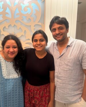 Hemangi Kavi Instagram - Cannes ला जायच्या आधीच्या आणि आता येणाऱ्या प्रत्येक achievement साठी तुझं खूप खूप कौतुक आणि अगणित शुभेच्छा. छायडे! @chhaya.kadam.75 
तू तिथे जायच्या आधीही भारीच होतीस गं. मराठीतली तुझी सर्व कामं, हिंदीत झुंड, अंधाधुंद, गंगूबाई काठीयावाडी, आताचा लापता ladies, मडगाव express किती तरी सुंदर सुंदर कामं केलीस पण तुझं भारीपण आपल्या मराठी media च्या लक्षात यायला फार उशीर झाला असं मला वाटतं. त्यासाठी तुला परदेशी जाऊन यावं लागलं. 
अक्षरश: डोक्यावर घेतलं! ‘देर आए दुरूस्त आए’ म्हणायचं. लोकांनीही तुझं कौतुक केलं, ते तुझ्याबद्दल आणखी आणखी वाचत होते कारण लोकांना वाचायला, तुला बघायला मज्जा येत होती. So यानिमित्ताने मला सर्व Media ला विनंती करावीशी वाटते की कुठल्या अभिनेत्रीने किती लग्नं केली, कुणाबरोबर फिरतेए, काय कपडे घातलेत, मुल का नाही असल्या फालतू आणि लोकांना bore करणाऱ्या बातम्यांपेक्षा तिच्या कामाबद्दल माहीती दिली, जमलं तर प्रसंशा केली तर बरं होईल आणि तुम्हांला social media var उत्तम engagement ही मिळेल. जशी तुम्ही छायाच्या वेळी मिळवलीत. असो. 
एक असा काळ होता जेव्हा serial वाले तुला shooting साठी स्वतः चे कपडे आणत जा सांगायचे आणि आज, जगभरातले मोठमोठे designers तुला त्यांचे कपडे देऊ करताएत. क्या बात है. तुझ्या अभिनयाच्या achievements सोबत या achievement चं कौतुक वाटतंय मला, कारण आपल्याला माहीतीए गं ‘स्वतःचे कपडे आणा’ सांगितल्यावर काय वाटायचं. 
बाकी तु कमाल थी, कमाल है और कमाल रह! 
We Love You! ❤️ 

या रत्नांसोबतची कालची संध्याकाळ कायमच स्मरणात राहणारे, त्यासाठी सखे @rasika_agashe तुला एक जोराची पप्पी! 
@sonalikul @kishorsawmitrasawmitra @mohdzeeshanayyub 

#छायाचंकेळवण #chhayakadam #cannesfilmfestival #sonalikulkarni #kishorkadam #rasikaagashe #zeeshanayyub #achievementparty
