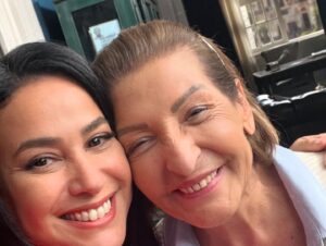 Hend Sabry Instagram - كواليس العمل في مكتب واصف و علاّم ☺️☺️
#مفترق_طرق @Shahidvod
أنا و حنفي..💃🏻
أنا و حماتي ..🤪
أنا و حماتي و عمر المنسي 😱
 أنا و دارين و معتز سليم  و طبعا يحيى 🤭