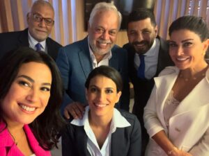 Hend Sabry Instagram - كواليس العمل في مكتب واصف و علاّم ☺️☺️
#مفترق_طرق @Shahidvod
أنا و حنفي..💃🏻
أنا و حماتي ..🤪
أنا و حماتي و عمر المنسي 😱
 أنا و دارين و معتز سليم  و طبعا يحيى 🤭