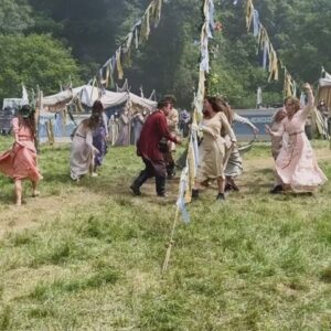 Henessi Schmidt Instagram - The Godwins are back for some more Viking lessons on life ⚔️
This time teaching my very Saxon (yet wittiest and bestest) husband @doakesdoakes what the greatest pagan holiday - midsummer, is really about. Naked butts, fern crowns and some little bloodshed shared with family! 🌿🌿🤍

Had loads of fun filming all of this 💗@netflixvalhalla Season 3 out now - currently nr 1 on Netflix🔥⚔️. Enjoy!