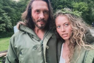 Henessi Schmidt Instagram - The Godwins are back for some more Viking lessons on life ⚔️
This time teaching my very Saxon (yet wittiest and bestest) husband @doakesdoakes what the greatest pagan holiday - midsummer, is really about. Naked butts, fern crowns and some little bloodshed shared with family! 🌿🌿🤍

Had loads of fun filming all of this 💗@netflixvalhalla Season 3 out now - currently nr 1 on Netflix🔥⚔️. Enjoy!