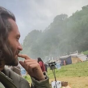 Henessi Schmidt Instagram - The Godwins are back for some more Viking lessons on life ⚔️
This time teaching my very Saxon (yet wittiest and bestest) husband @doakesdoakes what the greatest pagan holiday - midsummer, is really about. Naked butts, fern crowns and some little bloodshed shared with family! 🌿🌿🤍

Had loads of fun filming all of this 💗@netflixvalhalla Season 3 out now - currently nr 1 on Netflix🔥⚔️. Enjoy!