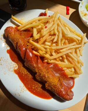 Henri Alén Instagram - Kiitos Saksa🇩🇪

Seppohan se jo sanoi mutta tässä on teille curry-wurst. Italian jälkeen autobahnoille siirryttäessä kannattaa unohtaa gastronomia sen sileän tien. Tämä lerssi kyllä täytti vatsan ja päälle vetinen kahvi niin jahwol👊🏼. Mut kerrankin porukka ei voi inistä että annoskoko olis pieni! 

#danke #currywurst #autobahnlife #saksa #seppo
