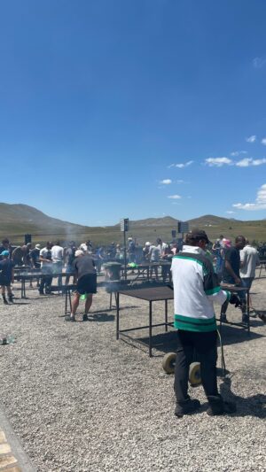Henri Alén Instagram - Grillausta 1500 metrissä. 

Ristoro Mucciante sijaitsee 1,5km korkeudella keskellä vuoria laaksossa Abruzzossa. Keskellä ei mitään tönöttää lihakauppa täynnä herkkuja ja kymmeniä grillejä pitkin pihaa joissa itse kokataan ruoka. Sitten vaan maisemia ihaillen herkuttelemaan. 

Kun suomalaiset ovat kovaa grillikansaa niin mihin voisi suomessa tällaisen pykätä? 

#ristoromucciante #italy #abruzzo #hyväätavaraa #nautiskelu #loma
