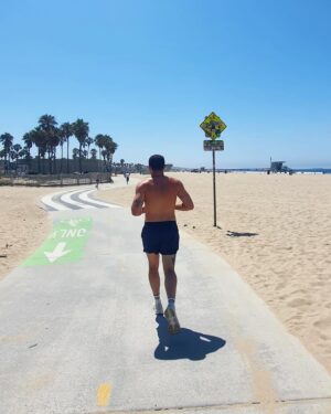 Henry Golding Instagram - Venice boardwalk steez @banditrunning 🏃🏻