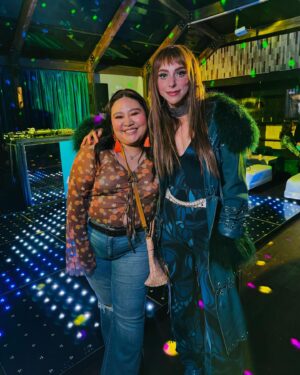 Herly RG Instagram - Me transporte a los 70s con las azules y no saben la noche tan fantástica que pasamos @appletv @natalia_tellez @delamori @amoritarasgado @ximenamusic #lasazules no se pierdan a estos mujerones en esta serie 💙