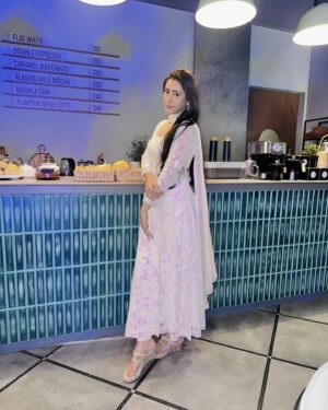 Hiba Nawab Instagram - Love and peace♥️✌🏻