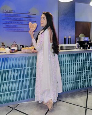 Hiba Nawab Instagram - Love and peace♥️✌🏻
