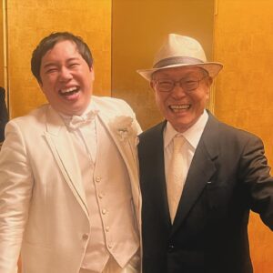 Hiccorohee Instagram - 幸せお裾分けしてもろた式
泣いて笑ってめっちゃええ式やった

1.せいやと顔出しOKなおじいちゃん
2.クマモリペア
3.イナヒコペア
4.わしによる代表スピーチ
5.釣りバカせいや
6.小林さんがずっとジャンケン勝ち続けていた
7.粗品スピーチ
8.よく泣いてよく笑うモリシ
9.ずっとおもろかったナダル
10.一生お幸せに！！