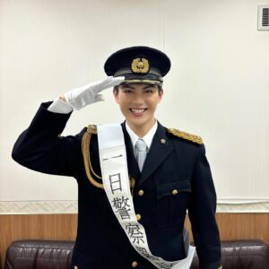 Hideyoshi Kan Instagram - 京都府西京警察署にて
『一日警察署長』を務めさせて頂きました👮

近年自転車の盗難など泥棒さんが増えてきたから
皆さん気をつけて安全に日々の生活過ごして下さいね。

本当に貴重な体験をさせて頂きました
雨の中お越し下さった皆さん有り難う御座いました！
風邪引かないようにね！