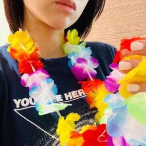 Hikaru Utada Instagram - エレベーターで一緒になったベロベロの酔っ払いが身に付けてたレイをくれた(ロンドンです)。

A wasted lady on an elevator gave me this lei she was wearing (yup, in London).