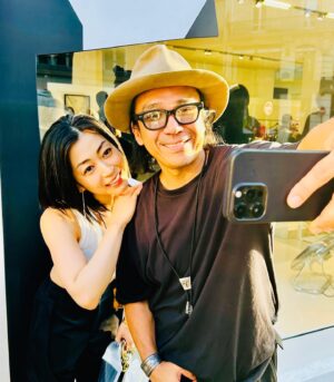 Hikaru Utada Instagram - At the launch of the Y’s for men AW2023 collection where @takayofficial showed me his beautiful photos… then took a selfie with me☺️

パリのY’s for men AW2023 コレクションのローンチパーティにお邪魔してTakayさんの素敵な写真を堪能して最後に一緒にセルフィーの図☺️