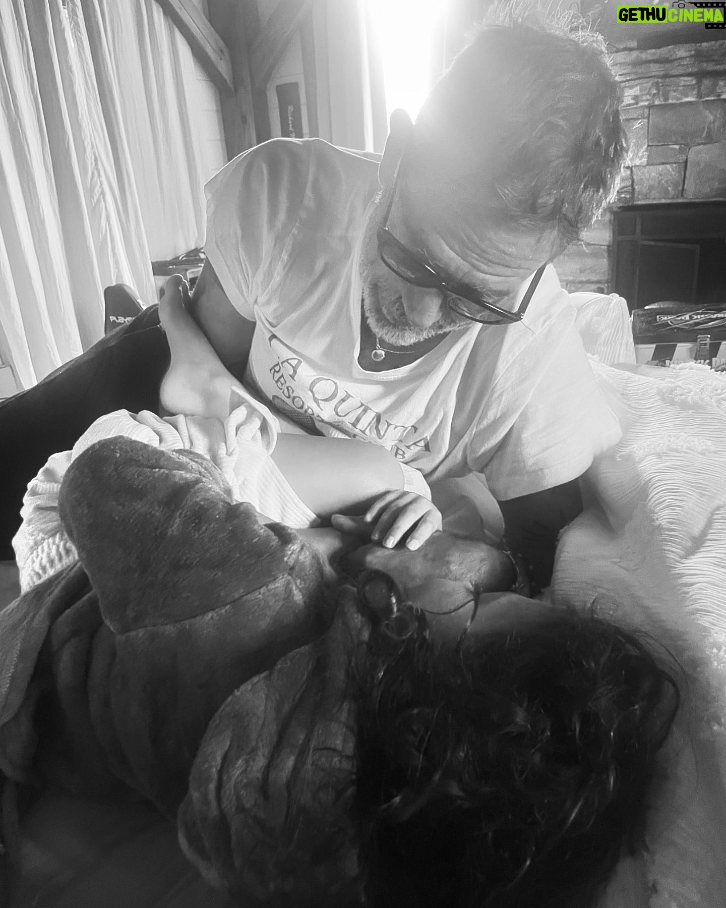 Hilarie Burton - 83.2K Likes - As summer winds down, just a declaration of gratitude that the four of us got to be together.
Watching @jeffreydeanmorgan with these kids is my happiest happiest happiest place.
💖