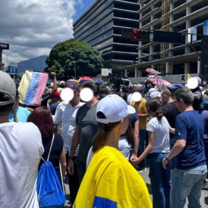 Hilda Abrahamz Instagram - La fe es ese hilo invisible que nos sostiene cuando todo parece caerse a pedazos. Es esa fuerza que nos impulsa a creer en lo imposible, aun cuando el camino está lleno de obstáculos. 

Venezuela ha atravesado tempestades, pero en el corazón de cada venezolano sigue latiendo una esperanza inquebrantable. No es fácil, lo sabemos.

A veces nos embarga la incertidumbre y el dolor, pero no podemos perder de vista que cada día que amanece es una nueva oportunidad para soñar, para luchar, para volver a creer.

Venezuela, tierra de guerreros, de gente noble y valiente, está hecha de esperanza. Aunque a veces la fe parece pequeña como una chispa, en cada uno de nosotros hay una llama que nunca se apaga. 

Sigamos adelante con la certeza de que, un día, las heridas sanarán y el futuro que tanto anhelamos llegará. Porque mientras tengamos fe, mientras haya amor en nuestros corazones, siempre habrá una razón para creer en un mañana mejor.

Te amo 🇻🇪