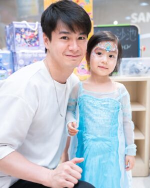 Him Law Instagram - 我們家的珍珠4歲了，爸爸媽媽祝你生日快樂，健康❤️開心❤️幸福❤️
爸爸媽媽心中，你永遠是上天賜給我們最珍貴的禮物🎁，是爸媽心中永遠的小公主，你常常指着媽媽的肚子說：心心以前住在這裡，我喜歡這裡⋯⋯❤️❤️❤️
謝謝你寶貝，謝謝你做我們的女兒，我們很愛你👧🏻👧🏻👧🏻😘😘😘
@lawhimmm 

謝謝 @mrtreegroup @oballoon_hk 為珍珠舉辦了這麼精緻的公主主題生日patry，好玩🎉好睇🤩好食😋 #mrtreegroup #oballoonhk 

謝謝每位到來的朋友，希望大家都玩得開心䀆興❤️❤️❤️
Thx 艾迪姨姨做的蛋糕 ❤️真係好靚❤️#highdcakesugarart 😍😋