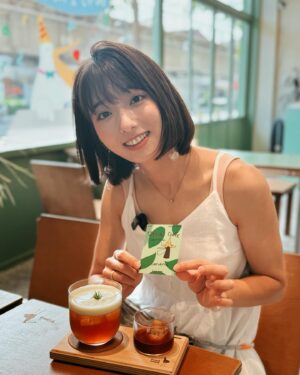Himena Tsukimiya Instagram - #北京コーヒーの旅
1件目！！　ペリカンのロゴが特徴のコーヒー屋さん🥺🤍

エディケーションカードがめちゃくちゃ可愛くてわかりやすくて、これやりたいーってなった！

そしてコーヒーがこの上なく美味しい。コロンビアのダブルファーメーテーションのコーヒーを頂いたのだが驚きを隠せない美味しさでした。
ちゃんとお家にコーヒー持って帰ります。

途中でぬこが参戦して息子に会いたくなりましたとさ。

#北京カフェ #北京 #北京旅行 #北京カフェ巡り #中国 #中国旅行 #中国カフェ巡り #山田姫奈