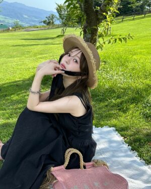 Hina Ishizaki Instagram - ⁡
気持ち良すぎる夏空🐎👒💚
⁡
one piece @plus_azulbymoussy_official by @marikotake