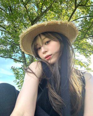 Hina Ishizaki Instagram - ⁡
気持ち良すぎる夏空🐎👒💚
⁡
one piece @plus_azulbymoussy_official by @marikotake