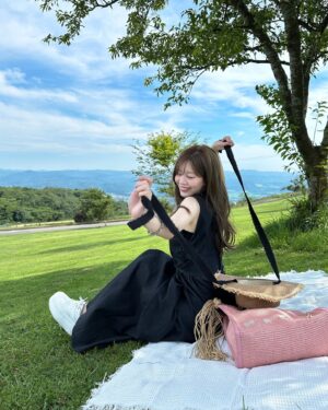 Hina Ishizaki Instagram - ⁡
気持ち良すぎる夏空🐎👒💚
⁡
one piece @plus_azulbymoussy_official by @marikotake