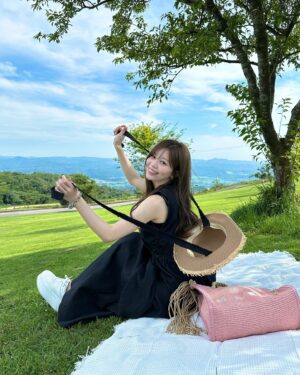 Hina Ishizaki Instagram - ⁡
気持ち良すぎる夏空🐎👒💚
⁡
one piece @plus_azulbymoussy_official by @marikotake