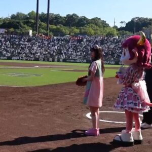 Hina Kagei Instagram - _
オリックス×楽天戦 始球式務めさせていただきました
初の始球式は思った以上に緊張せず、会場の熱気やグラウンドから見える景色を楽しみながら投げれました！
コツコツと練習してかっこいい姿を見せれるように頑張ったので
また後日、別で写真や動画あげさせて下さい。笑

そして大和コネクト証券の新CMで私が演じた コネクトさん も
初お披露目でした🙂‍↕️今後、流れるCM コネクトダンス
是非みんな真似して踊ってね〜^ - ^
貴重な経験をありがとうございました。