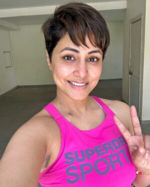 Hina Khan Instagram - What do you see in this Picture? The Scars on my body or the Hope in my Eyes? 
The scars are mine , I embrace them with love because they’re the first  sign of the Progress I deserve.
The Hope in my Eyes is the reflection of my Soul, I can almost see the light at the end of the tunnel. I am manifesting my healing. And I am praying for yours too. 

#SacrredNotScared #DaddysStrongGirl