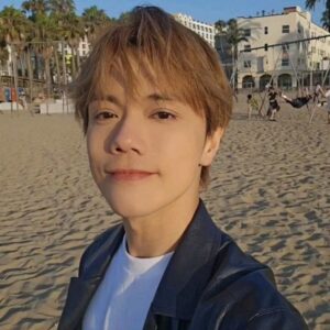 Hins Cheung Instagram - 我部新機影相拍片都靚 🤤 #SamsungGalaxyZFilp6 

今日晏晝去咗Santa Monica, 好好太陽☀️

@farfetch @nanushka