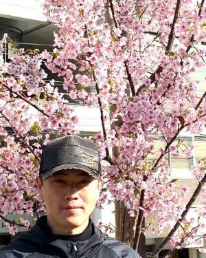 Hirofumi Yoshimura Instagram - 公園に1本だけ桜咲いててん。