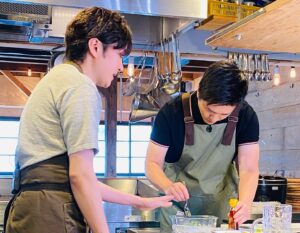 Hirofumi Yoshimura Instagram - 料理研究家リュウジさんと料理やで。簡単で美味しいのできたわ。みんなもいけるで。