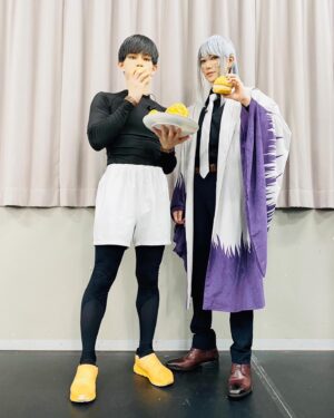 Hiroki Nanami Instagram - ☆
マシュステ第2弾の稽古場にお邪魔しましたー！！
アビス・レイザーの扮装でマッシュ役の赤澤さんと殺陣をしてきたよ。衣装さばき、難しかったー。カツラやメイクのお話も聞けて勉強になりました。YouTubeに動画あるので見てみてね✨
.
マシュステは、8月2日から開幕だそうです。アニメも舞台も、「マッシュル」を今後も是非応援してください！！
.
#マッシュル
#マシュステ
#マッシュ
#赤澤遼太郎 さん
#アビスレイザー
#七海ひろき