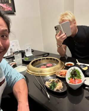 Hiromu Takahashi Instagram - 4月23日後楽園ホール大会に
マキシマム ザ ホルモンのナヲさん！
とハルカミライのコマっちゃん！お2人がプロレス初観戦‼️
解説にロリクレ福島さん、花団のたっちんさんという最強の布陣‼️
来てもらえて嬉しかった😭
楽しんでもらえたようで、なにより！

勝ってカッコいいとこ見せたかったけど、完敗でした。
大丈夫！スーパーポジティブなんで！

ちなみに、昨日LIJのみんなにアイスを買ってあげたあと（計1220円）、BUSHIさんは焼肉ご馳走してくれたよ🤤
ありがとうございました🙇