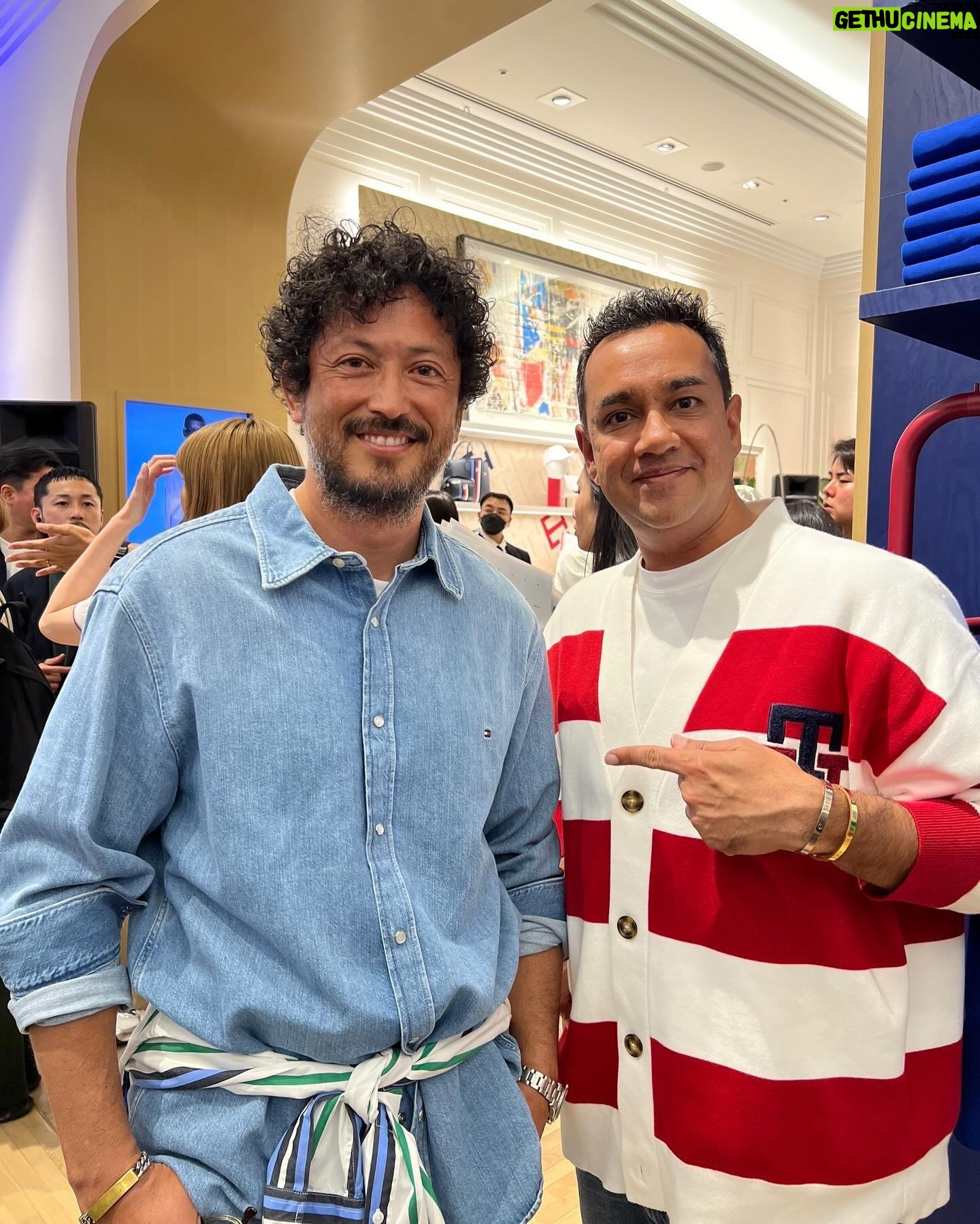 Hiroyuki Ikeuchi - 2.6K Likes - トミーヒルフィガー表参道店のイベントにお邪魔しました。創設者のトミーさんとお会いできて感動でした。イベントでは、場内にいくつかの体験ブースがあり楽しめちゃいました^_^
トミーヒルフィガーの世界観を是非堪能してみてください。僕が着用しているデニムシャツとデニムはもちろんトミーヒルフィガーです。ぜひチェックしてみてください。
@tommyhilfiger
#トミーヒルフィガー
#ピープルズプレイス
#pr