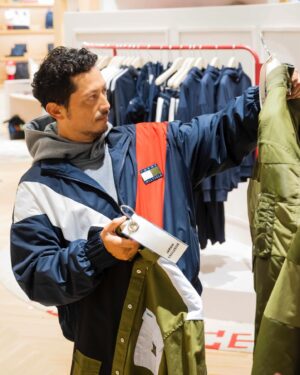 Hiroyuki Ikeuchi Instagram - トミーヒルフィガー表参道店にて日本限定コレクションの「UTILITY ICONS2.0」を着用させていただきました。クラシックなトミーヒルフィガーの要素も備えつつもモダンらしさもあり快適な着心地でした。

@tommyhilfiger 

#PR
#tommyatomotesando 
#トミーヒルフィガー