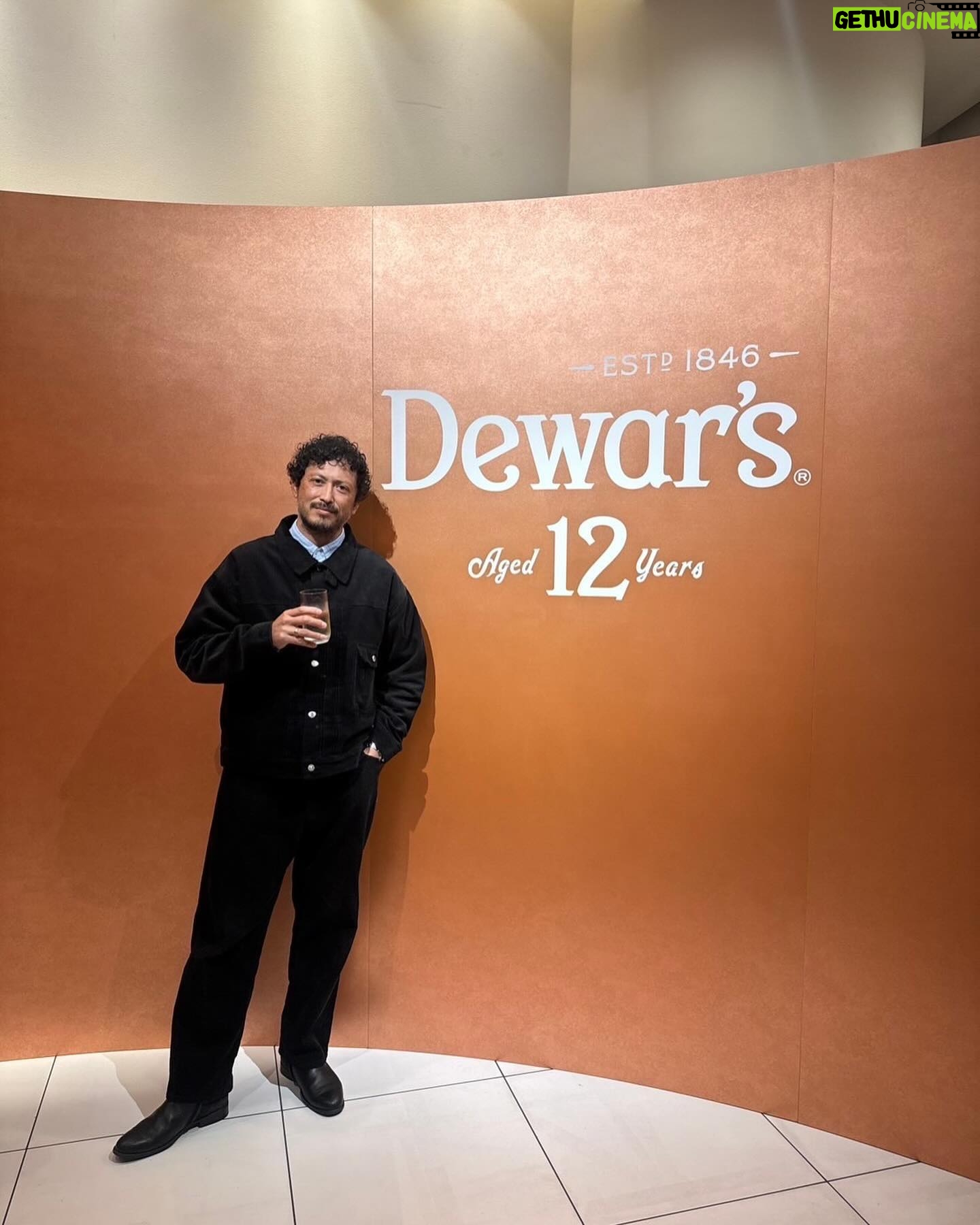 Hiroyuki Ikeuchi - 3.5K Likes - デュワーズ12年リニューアルを記念し開催された体験型イベント「Dewar's 12年 DISCOVER YOUR HIGHBALL」に行ってきました!
ラベルや色が新しくなったデュワーズ12年のボトルが並び、ウイスキーの歴史やフレーバーの秘密を知れるブースが沢山。
より香り高く生まれ変わったデュワーズ12年のハイボールと美味しいカクテルをいただきました。
家でもデュワーズ12年を使ったカクテルに挑戦してみようと思います。
新しいデュワーズ12年を是非試してみてください。
@dewars_jpn
#いつも胸に好奇心を
#デュワーズ
#dewars12
#ウイスキー #pr