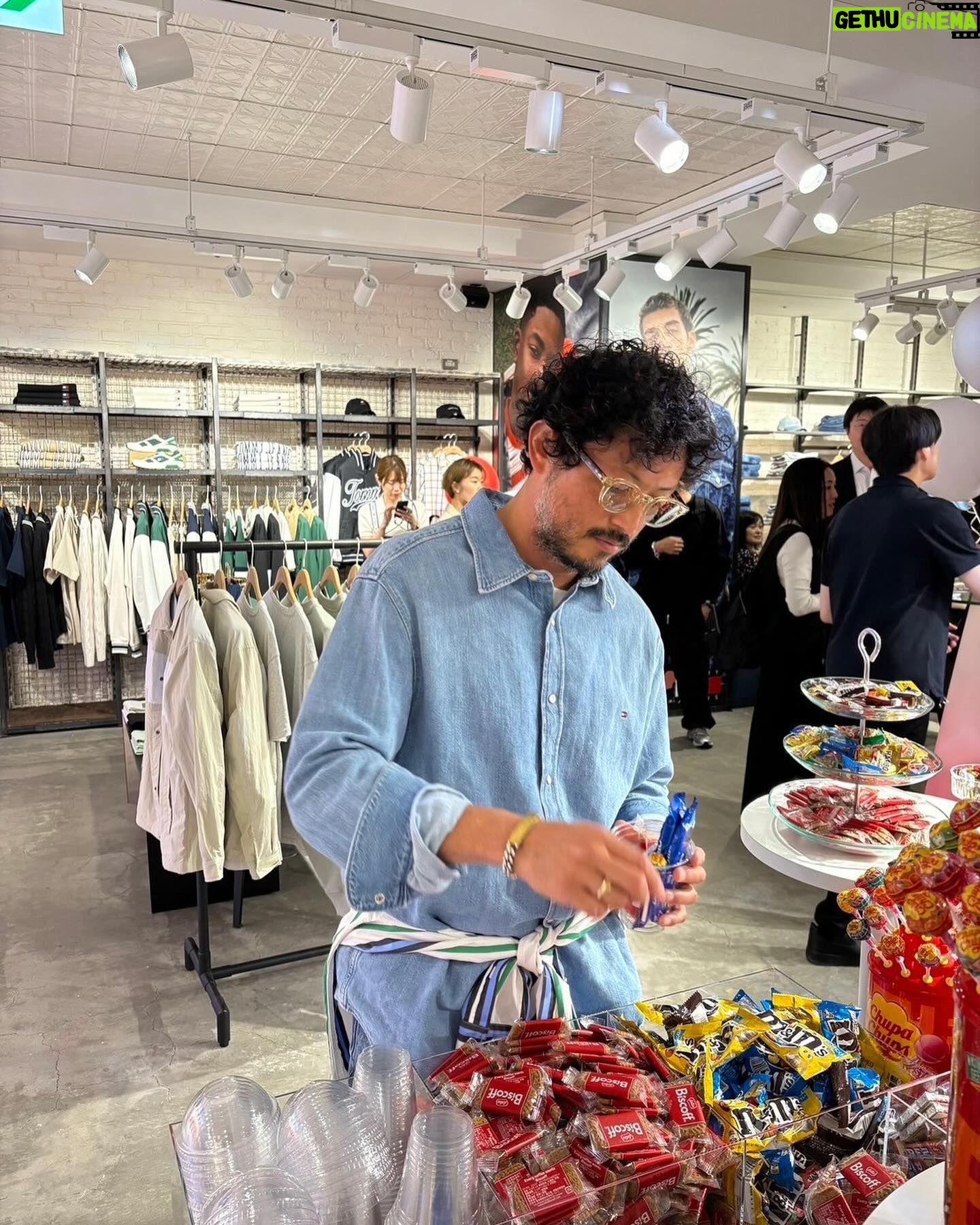 Hiroyuki Ikeuchi - 2.6K Likes - トミーヒルフィガー表参道店のイベントにお邪魔しました。創設者のトミーさんとお会いできて感動でした。イベントでは、場内にいくつかの体験ブースがあり楽しめちゃいました^_^
トミーヒルフィガーの世界観を是非堪能してみてください。僕が着用しているデニムシャツとデニムはもちろんトミーヒルフィガーです。ぜひチェックしてみてください。
@tommyhilfiger
#トミーヒルフィガー
#ピープルズプレイス
#pr