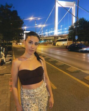 Hivda Zizan Alp Instagram - Budapeşte rüzgarlı, pizzam glutensizdi 🙂‍↕️