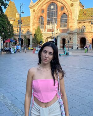 Hivda Zizan Alp Instagram - Budapeşte rüzgarlı, pizzam glutensizdi 🙂‍↕️