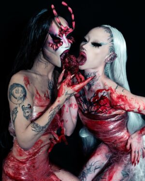 HoSo Terra Toma Instagram - Me & @hosoterratoma saw you across the bar … we want to eat your heart 🩸🖤🦇
📷 @officialricardodiaz 
Prod @bob_of_scotland_studio