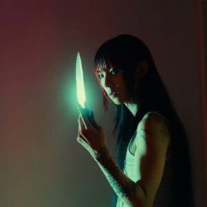 HoSo Terra Toma Instagram - FAVOURITE TOY MV out RIGHT NOW🔊🔊🔊🔊
Was so happy to stand beside @jazminbean for this experience and get a couple stabs in 🔪🔪🔪