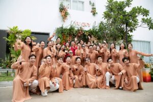 Hoàng Yến Chibi Instagram - Dàn bưng quả hùng hậu cỡ này thì cô dâu chú rể cỡ nào! Chúc mừng chị iu Midu lên xe hoa #hoangyenchibi #hycb