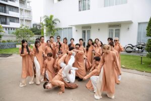 Hoàng Yến Chibi Instagram - Dàn bưng quả hùng hậu cỡ này thì cô dâu chú rể cỡ nào! Chúc mừng chị iu Midu lên xe hoa #hoangyenchibi #hycb